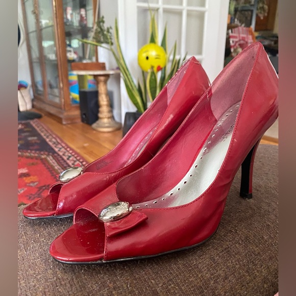 BCBGIRLS w8 1/2 Red high heels. Silver hardware on front.VINTAGE. - Picture 10 of 10